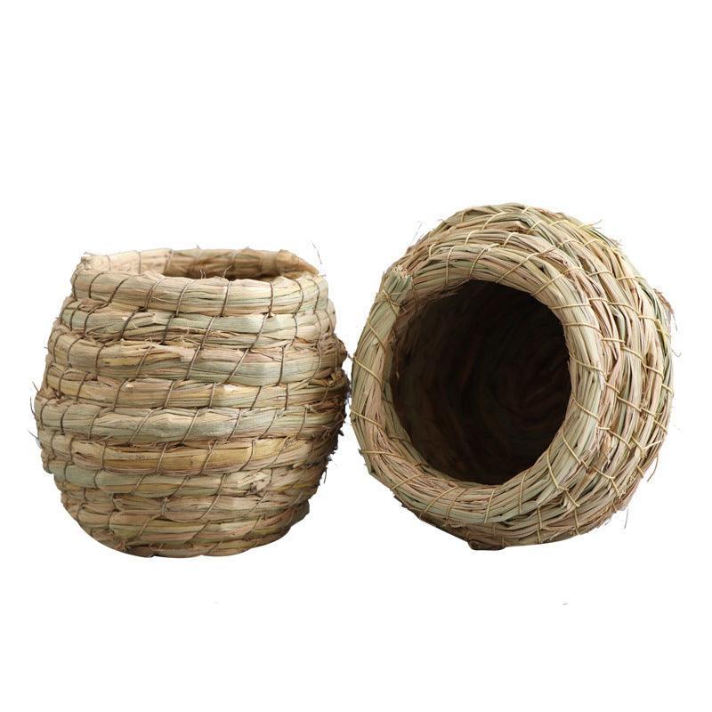 Cozy Straw Haven: Hand-Woven Warm Bird Nest