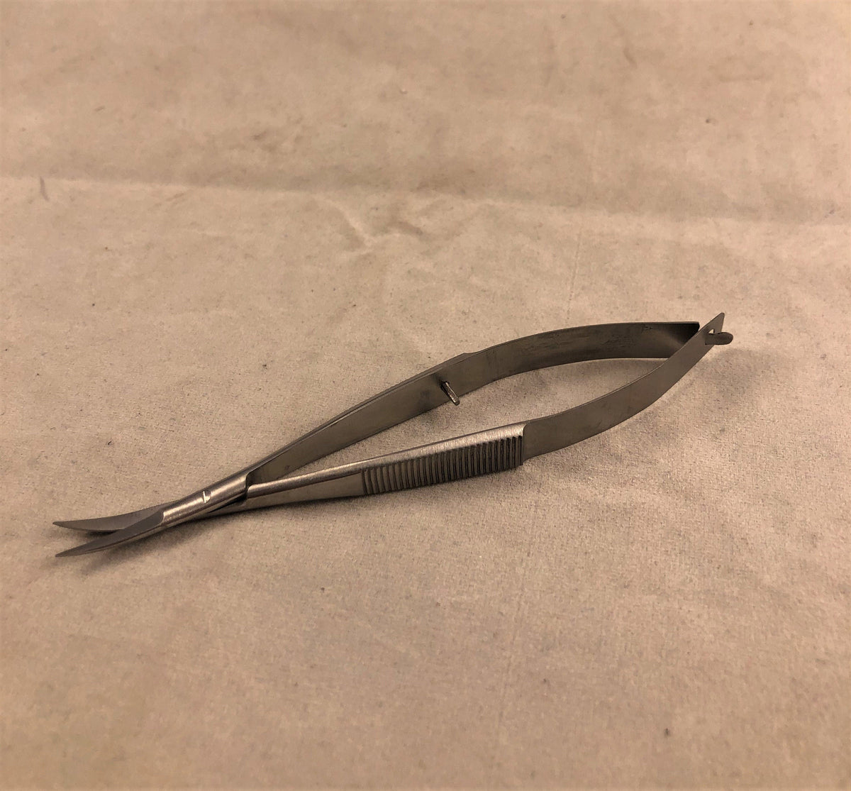 Spring Action Scissor Curved 4.5" (castorviejo)